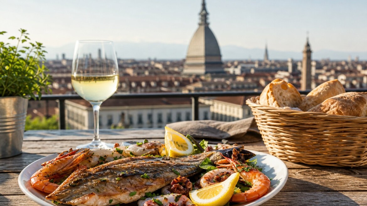 Un piatto di pesce fresco con limone e erbe su un tavolo di legno all'aperto, con la Mole Antonelliana sullo sfondo a Torino.